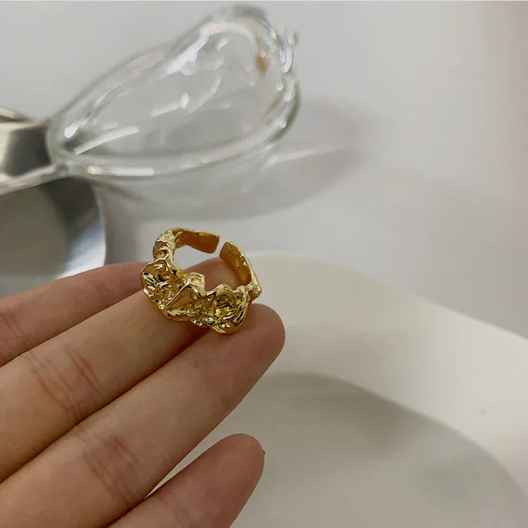 Minimalista Gyűrű Plissé Lava Dizájnnal - Arden