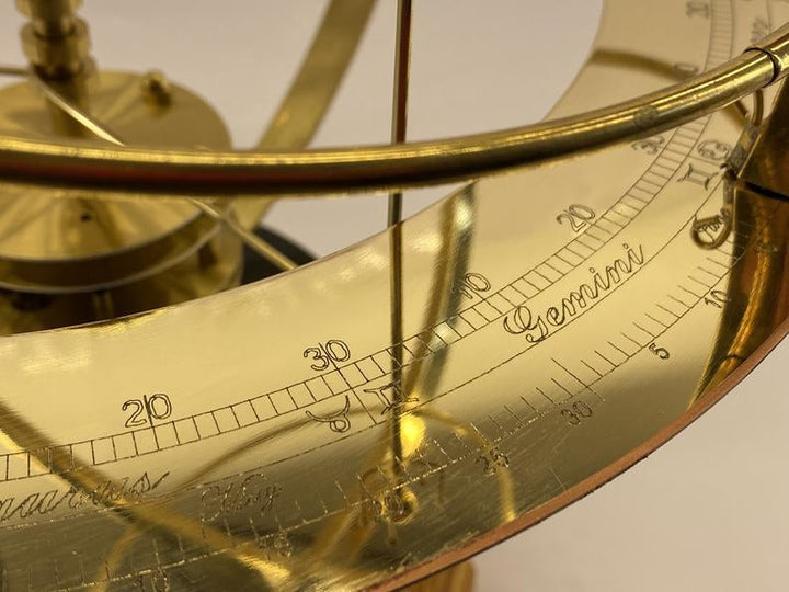 Naprendszer nagyméretű orrery-modell közeli részlete a vésett sárgaréz gyűrűről