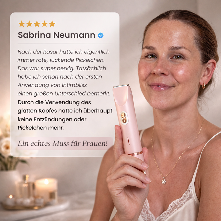 Mosolygó nő a rózsaszín trimmert tartja a kezében.
