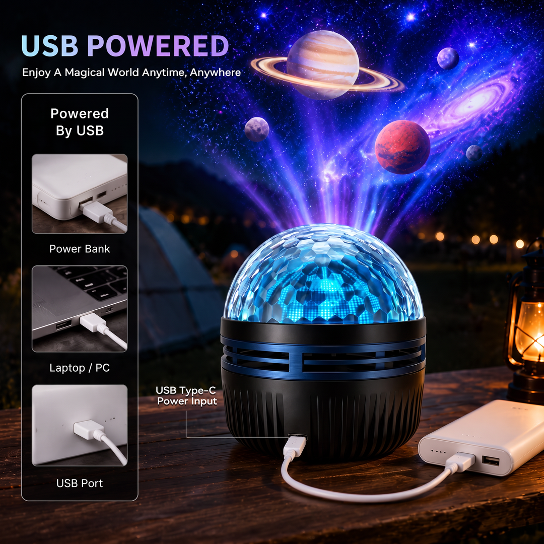 Kék kristálykupolás projektor fa asztalon, powerbankról USB-C kábellel táplálva, mellette laptop és USB-port példák, kempinghangulat. 4