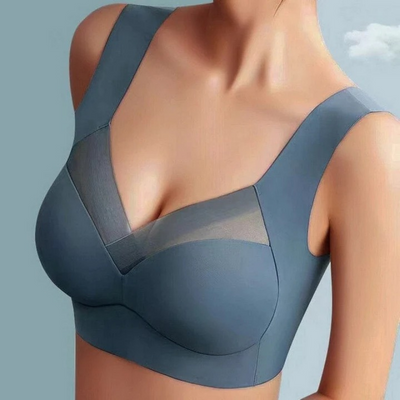 Szürkéskék színű varrásmentes melltartó modellen, V-alakú átlátszó hálós betéttel és széles vállpántokkal, közeli felvétel. 14
