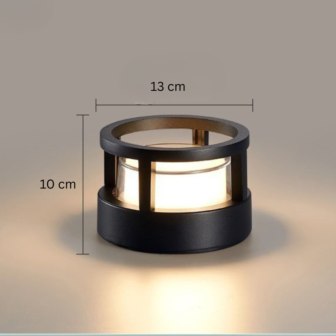 Nyitott gyűrűs tetejű kerek LED kültéri lámpa méretezett képe, 13 cm szélesség és 10 cm magasság.