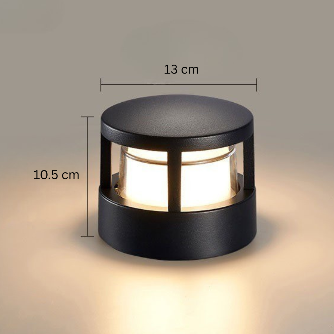 Zárt tetejű kerek LED kültéri lámpa méretezett képe, 13 cm szélesség és 10,5 cm magasság.