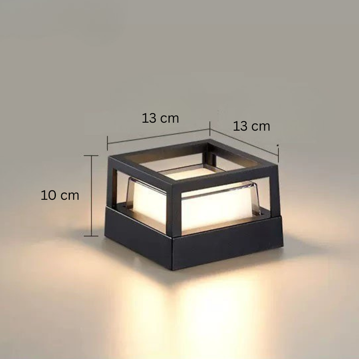 Nyitott keretes tetejű szögletes LED kültéri lámpa méretezett képe, 13 cm szélesség, 13 cm mélység és 10 cm magasság.