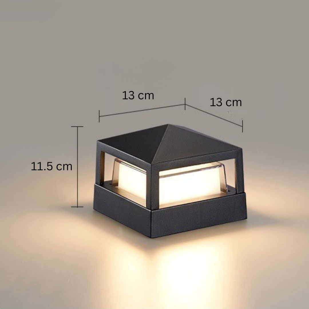 Piramis tetejű szögletes LED kültéri lámpa méretezett képe, 13 cm szélesség, 13 cm mélység és 11,5 cm magasság.
