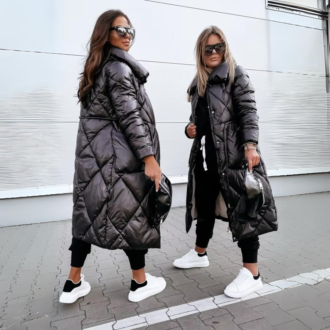 Fekete, hosszú steppelt kabát két modellen, az egyik hátulról, a másik elölről.