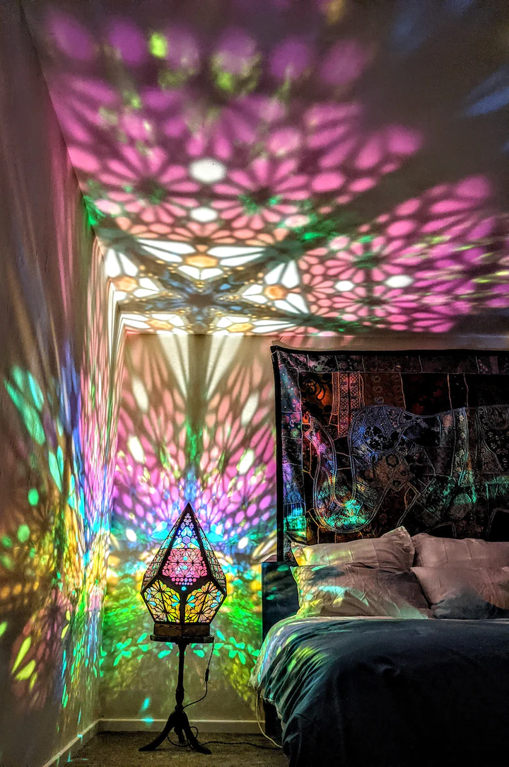 Üvegfestett Stílusú LED Asztali Lámpa - LumiAura