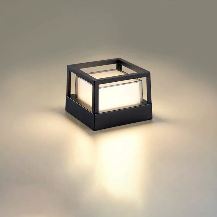 Szögletes fekete LED kültéri lámpa nyitott keretes tetővel és világító búrával.