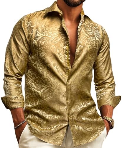 Aranyszínű, tónusos paisley mintás jacquard ing modellen, fényes anyaggal, hosszú ujjal és krémszínű nadrággal.