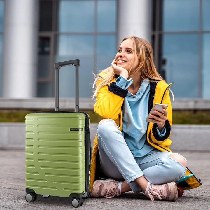 Bővíthető kemény héjú kézipoggyász forgó kerekekkel és TSA zárjal