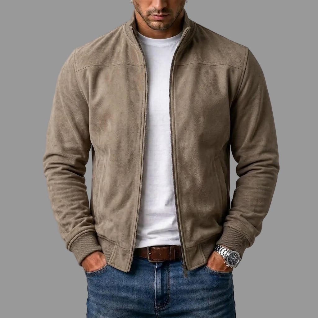 Művelúr bomber kabát homokos színben, elöl, modellen viselve