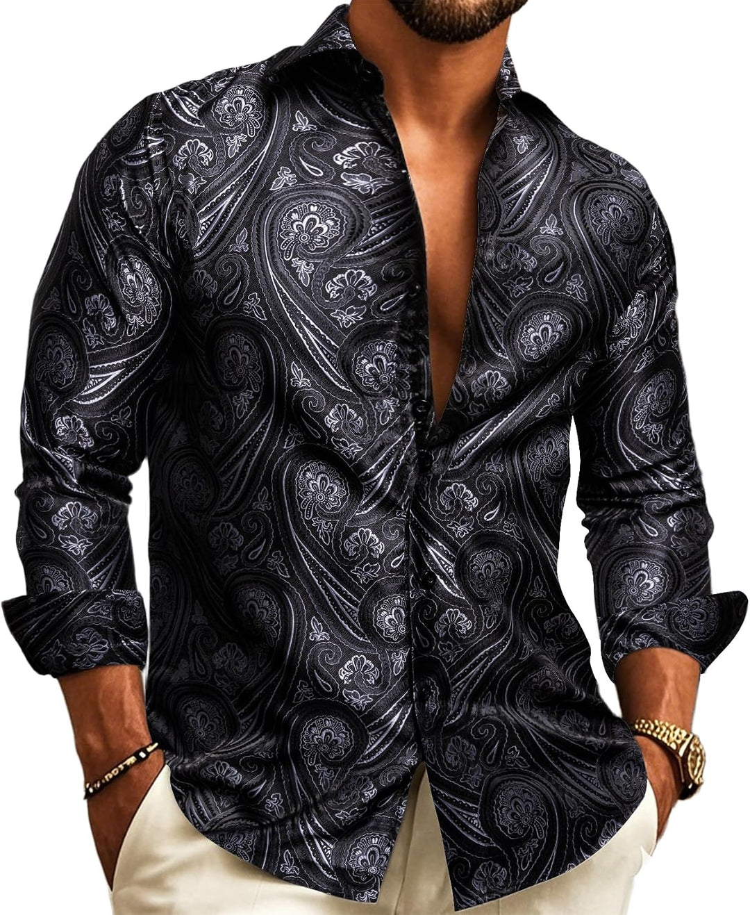 Fekete-ezüst részletgazdag paisley mintás jacquard ing közeli képen, modellen viselve, nyitott gallérral és hosszú ujjal.