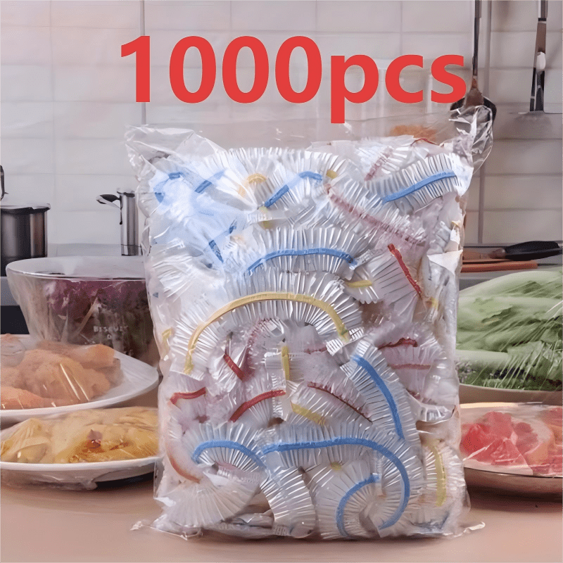 A nagy zacskó színes szegélyű eldobható ételtakarókkal a konyhában, mellette lefedett ételek.