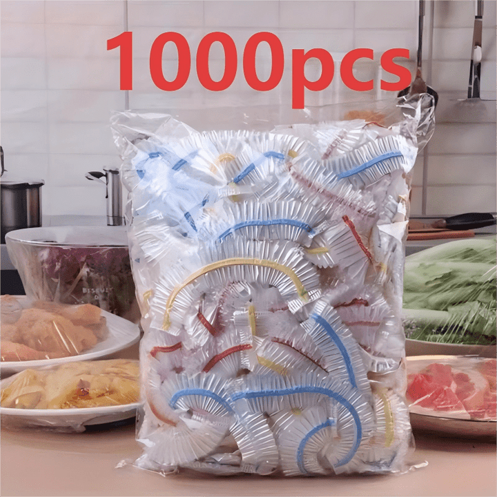 A nagy zacskó színes szegélyű eldobható ételtakarókkal a konyhában, mellette lefedett ételek.