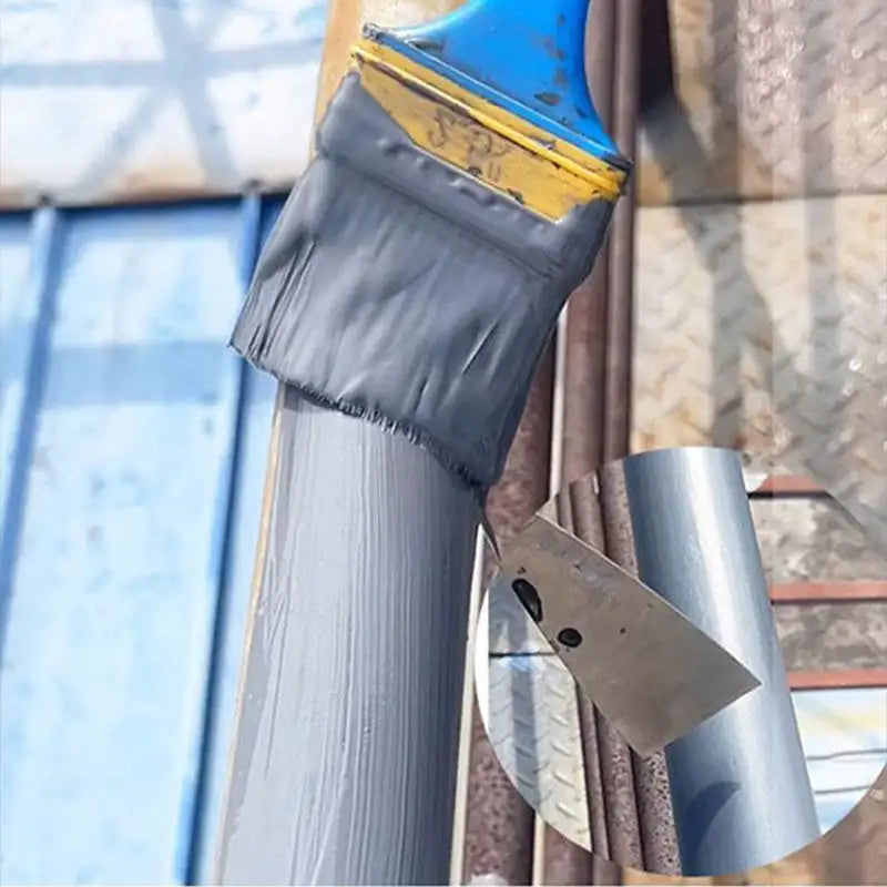 A rozsdaeltávolító és fémfelújító termék használata rozsdás csövön, részletes nézetben.