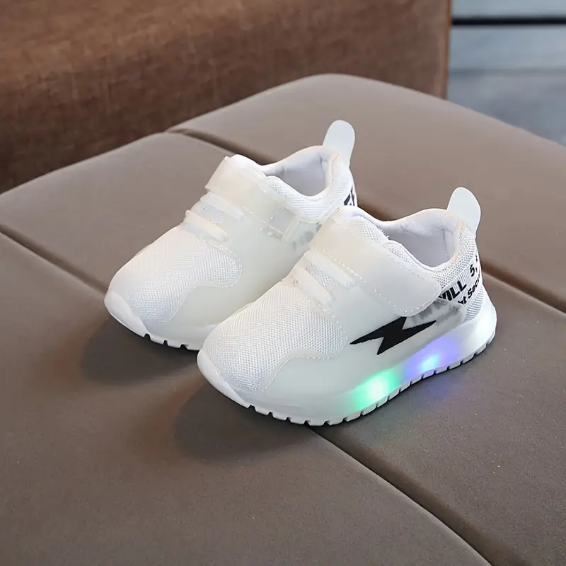 Kényelmes Kisgyermek Sportcipő LED Világítással - GlowSteps