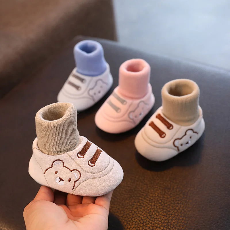 Kényelmes és csúszásgátló zokni cipők kisgyermekeknek - TinySteps