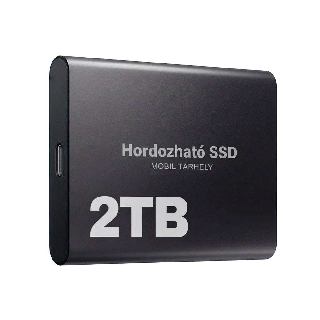 Fekete külső SSD ferde nézetből, az USB-C csatlakozóval az oldalán, fehér háttéren 8