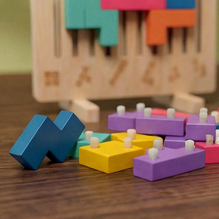 Fa Tetris puzzle játék részlete, lila, sárga és rózsaszín elemek kis fehér csapokkal.