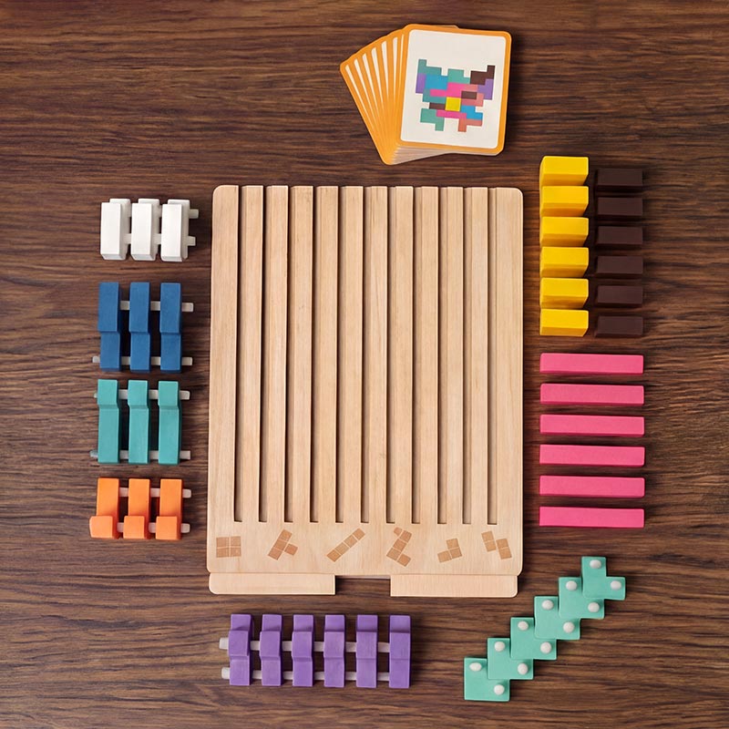 Fa Tetris puzzle játék felülnézetben, üres vájatokkal ellátott táblával és rendezett elemekkel.