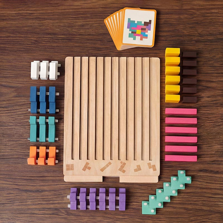 Fa Tetris puzzle játék felülnézetben, üres vájatokkal ellátott táblával és rendezett elemekkel.