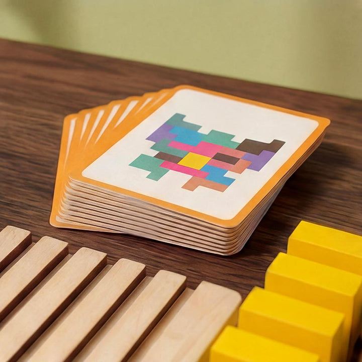 Fa Tetris puzzle játék részlete, feladatkártyák kupaca és fa sínek mellettük.