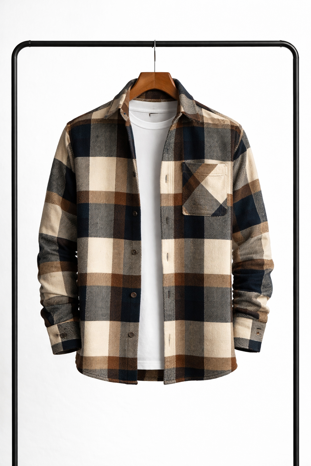 Barna, bézs és sötétkék nagy kockás overshirt elölről, nyitva fehér póló fölött, mellkasi zsebbel.