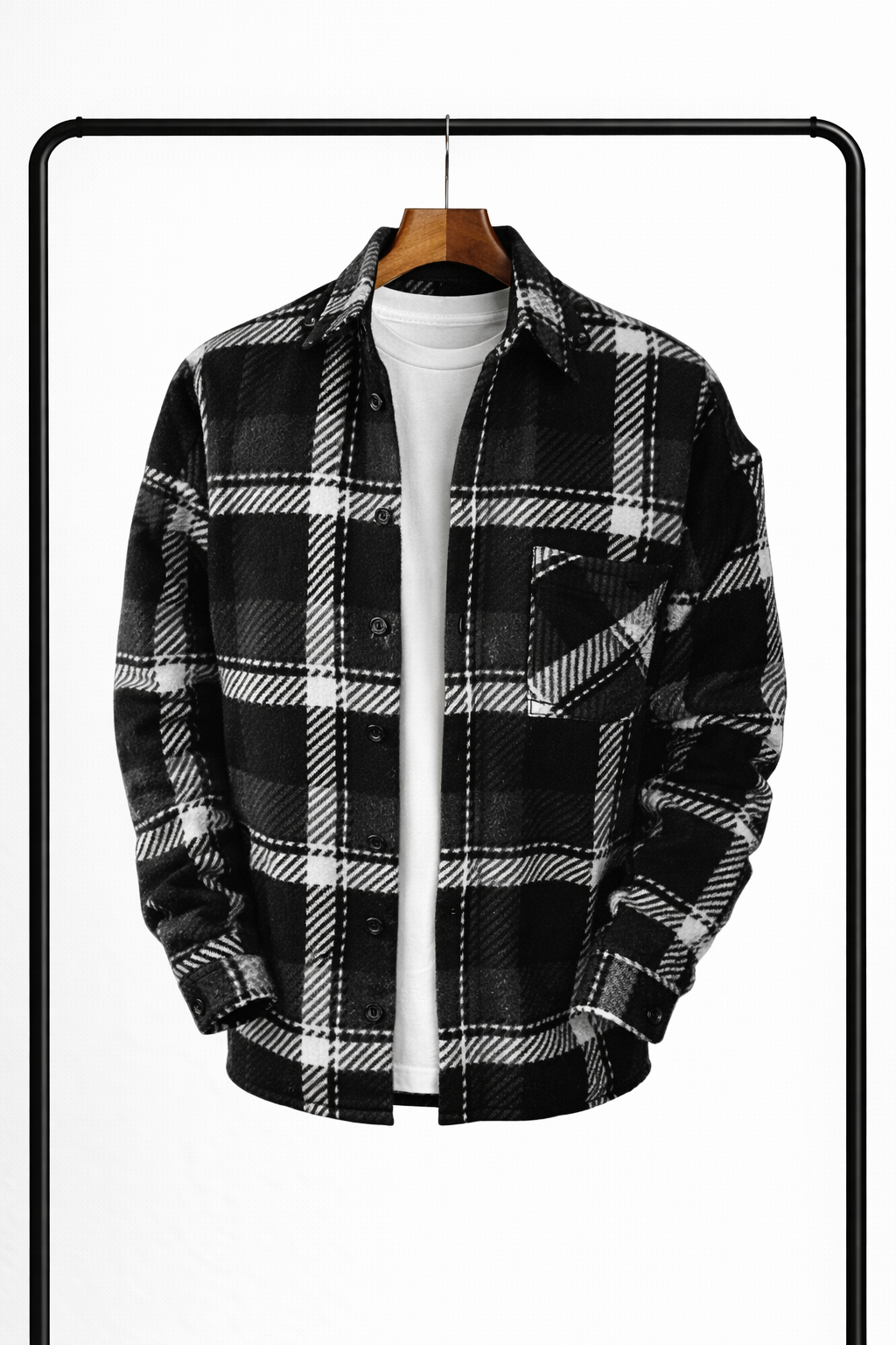 Fekete-fehér kockás overshirt elölről, nyitva viselve fehér póló fölött, mellkasi zsebbel.
