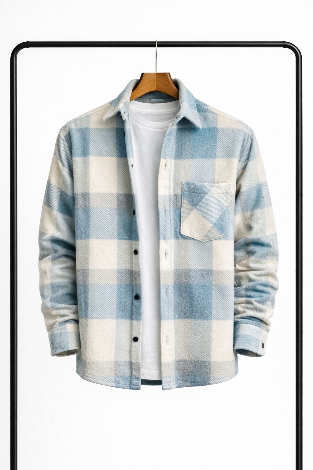 Világoskék-krémszínű kockás overshirt elölről, fehér póló fölött nyitva, mellkasi zsebbel.
