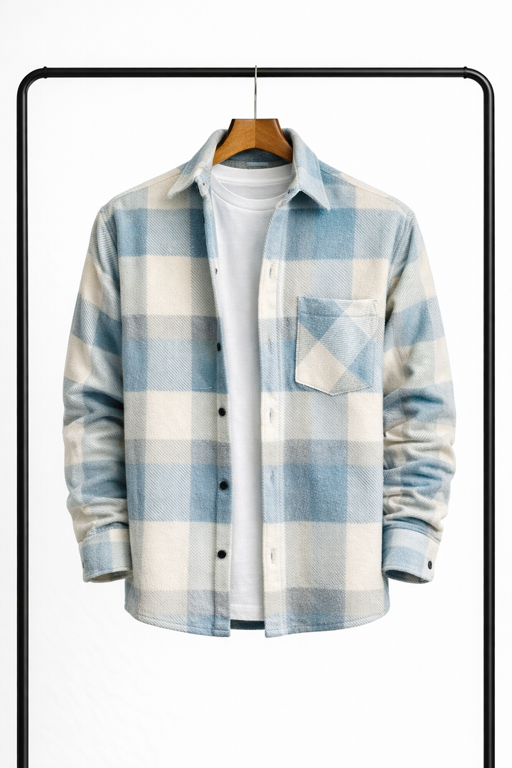 Világoskék-krémszínű kockás overshirt elölről, fehér póló fölött nyitva, mellkasi zsebbel.