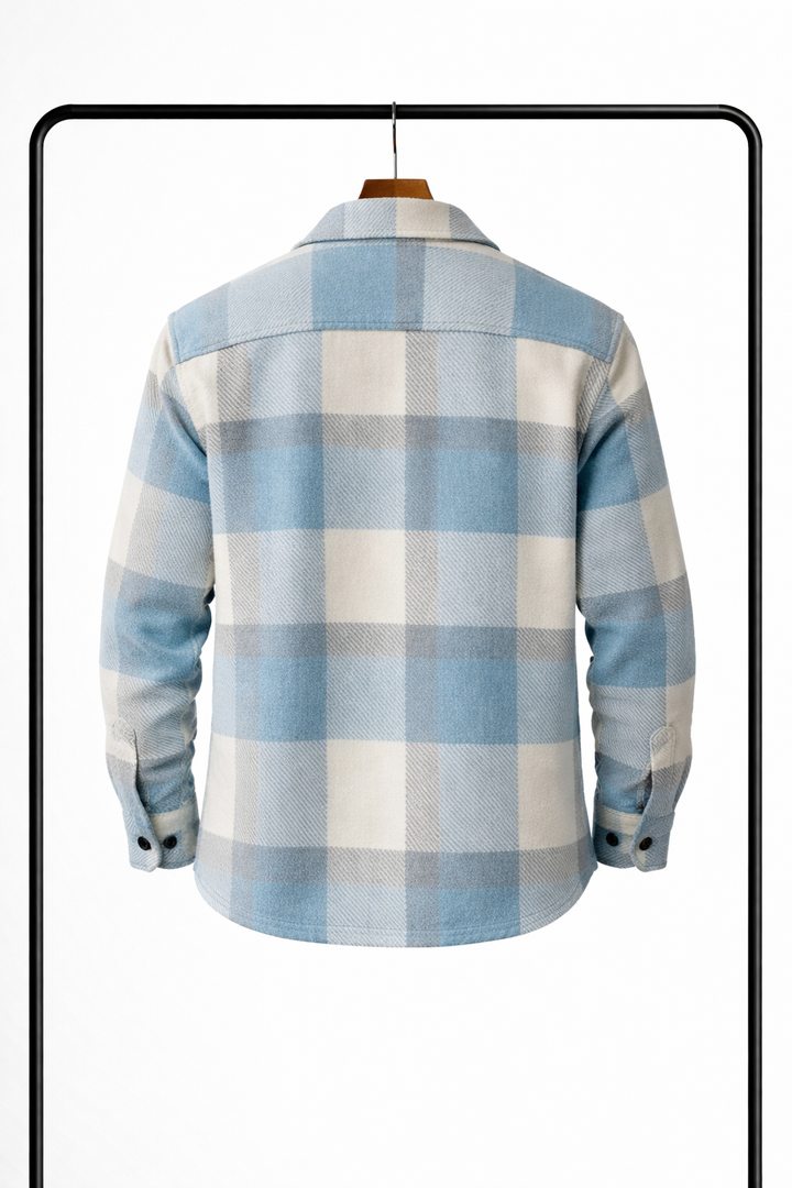 A világoskék, krémszínű és szürke kockás overshirt hátulról, a hátsó résszel és a gombos mandzsettával.