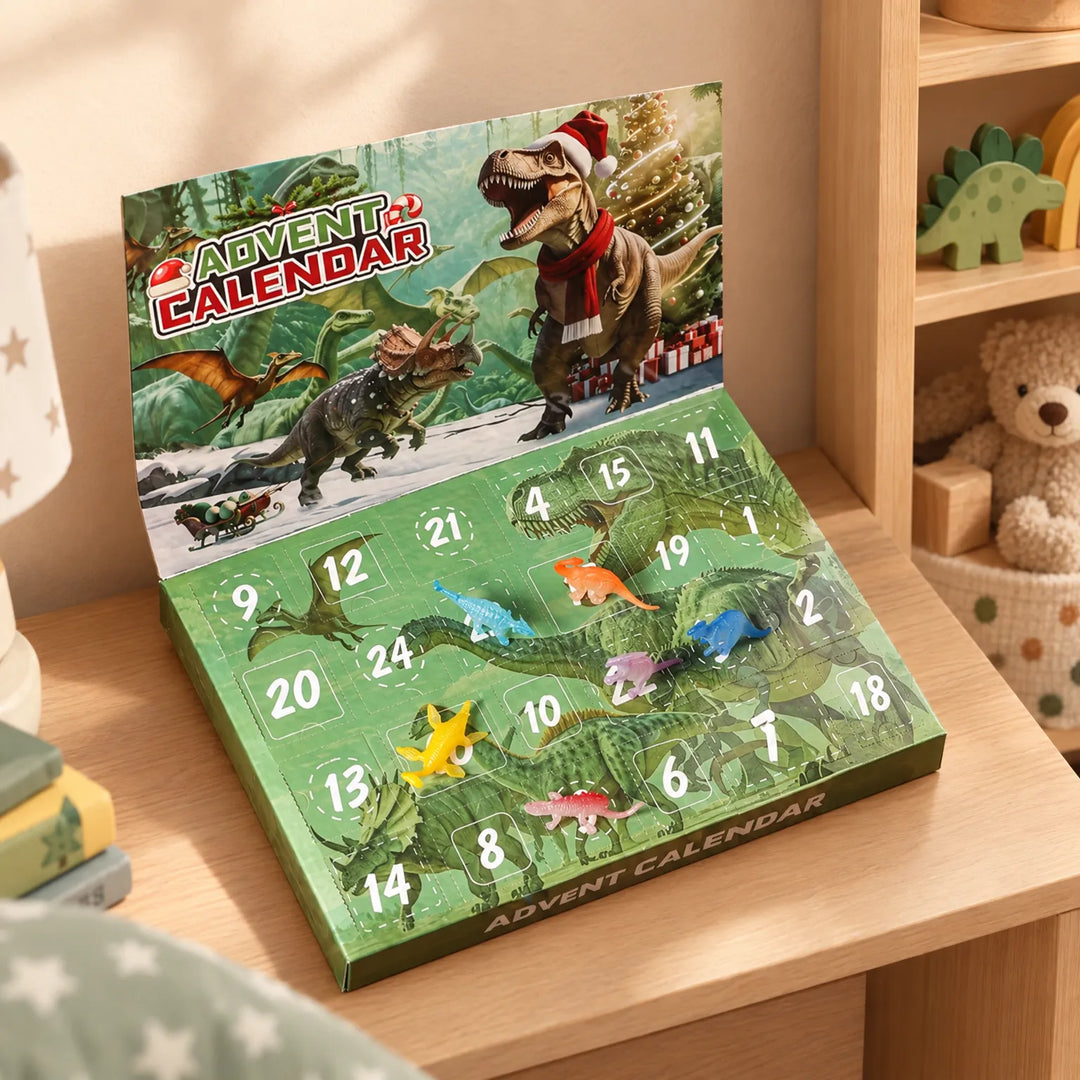 Zöld, dinoszauruszos mintájú adventi naptár kinyitva egy fapolcon, gyerekszobában, tetején néhány színes műanyag dinó figura. 1