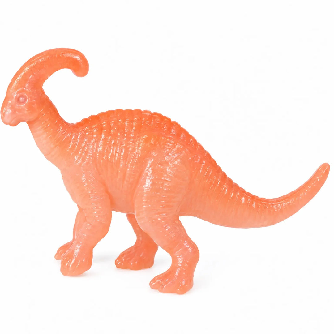 Narancsszínű, hosszú tarajú műanyag dinoszaurusz figura közelről, fehér háttér előtt, oldalnézetből. 4