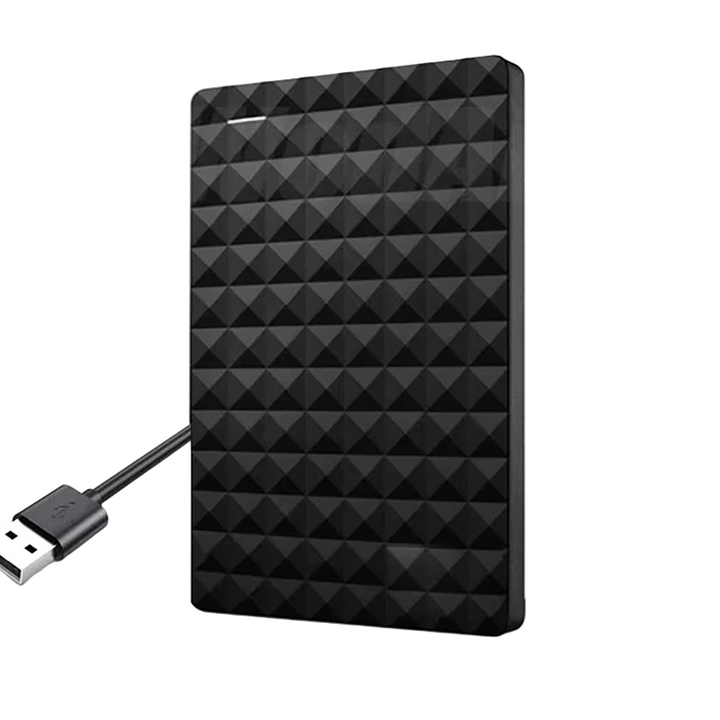 Fekete, gyémántmintás felületű hordozható külső merevlemez ferdén, mellette a hozzá csatlakoztatott USB-kábel dugója látszik, fehér háttéren.