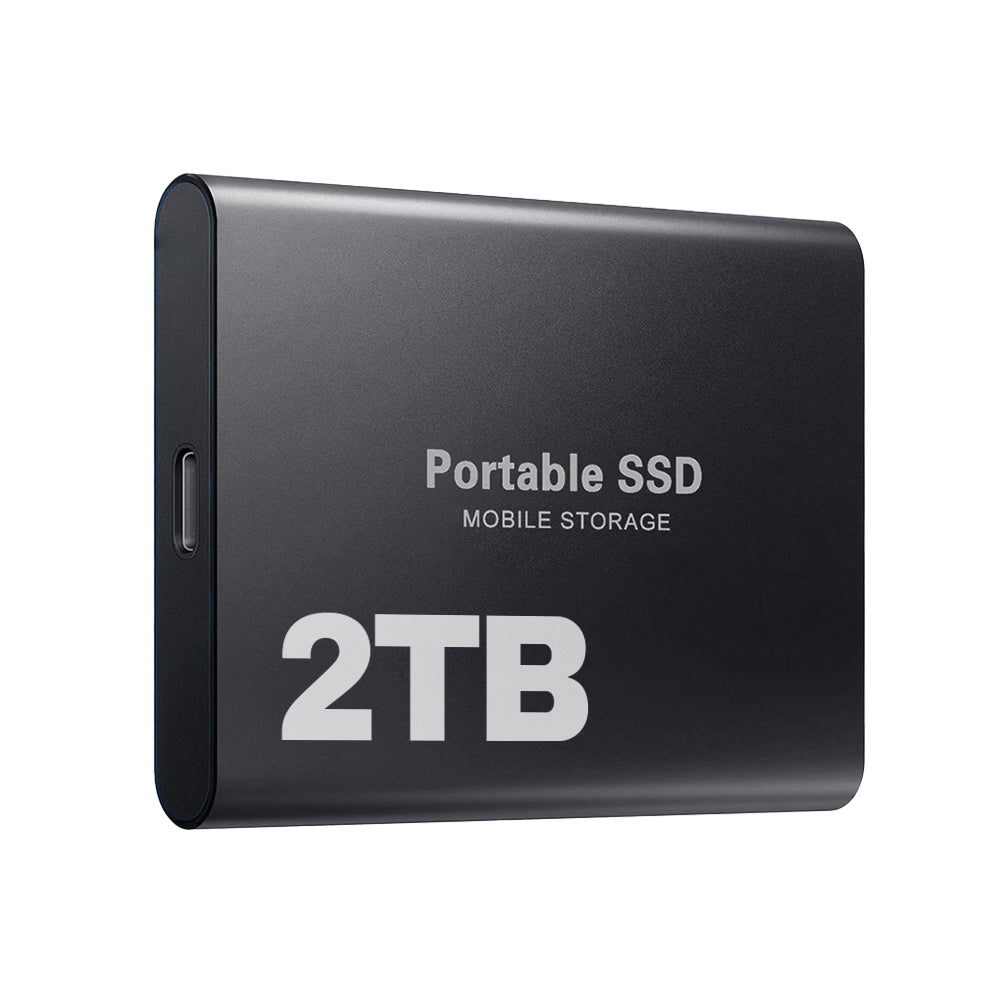 Külső SSD fekete színben, ferde nézetből, az USB-C csatlakozóval.