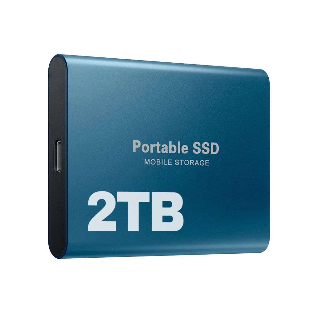 Kék színű hordozható SSD ferde elölnézetből, az USB-C porttal az oldalán, fehér háttéren 3