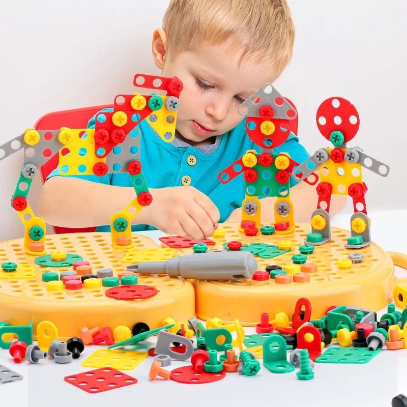 Montessori építőkészlet szerszámosláda gyerekeknek asztalon látható részlete