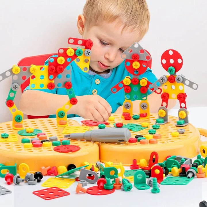 Montessori építőkészlet szerszámosláda gyerekeknek asztalon látható részlete