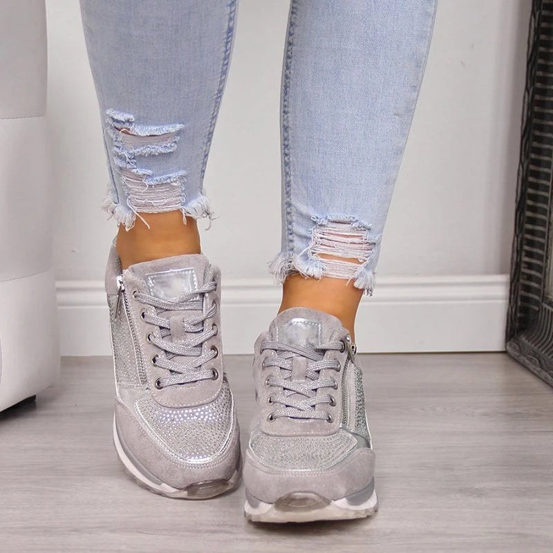 Szürke, strasszkövekkel díszített női sneaker elölnézetből.
