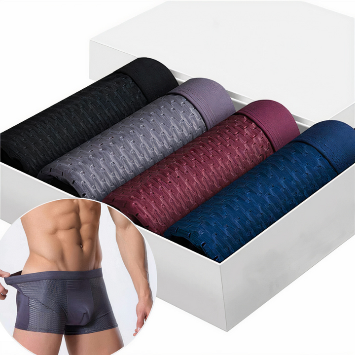 Fehér dobozban négy feltekert, lyukacsos boxeralsó fekete, szürke, bordó és kék színben, kis kör alakú képen modellel 1