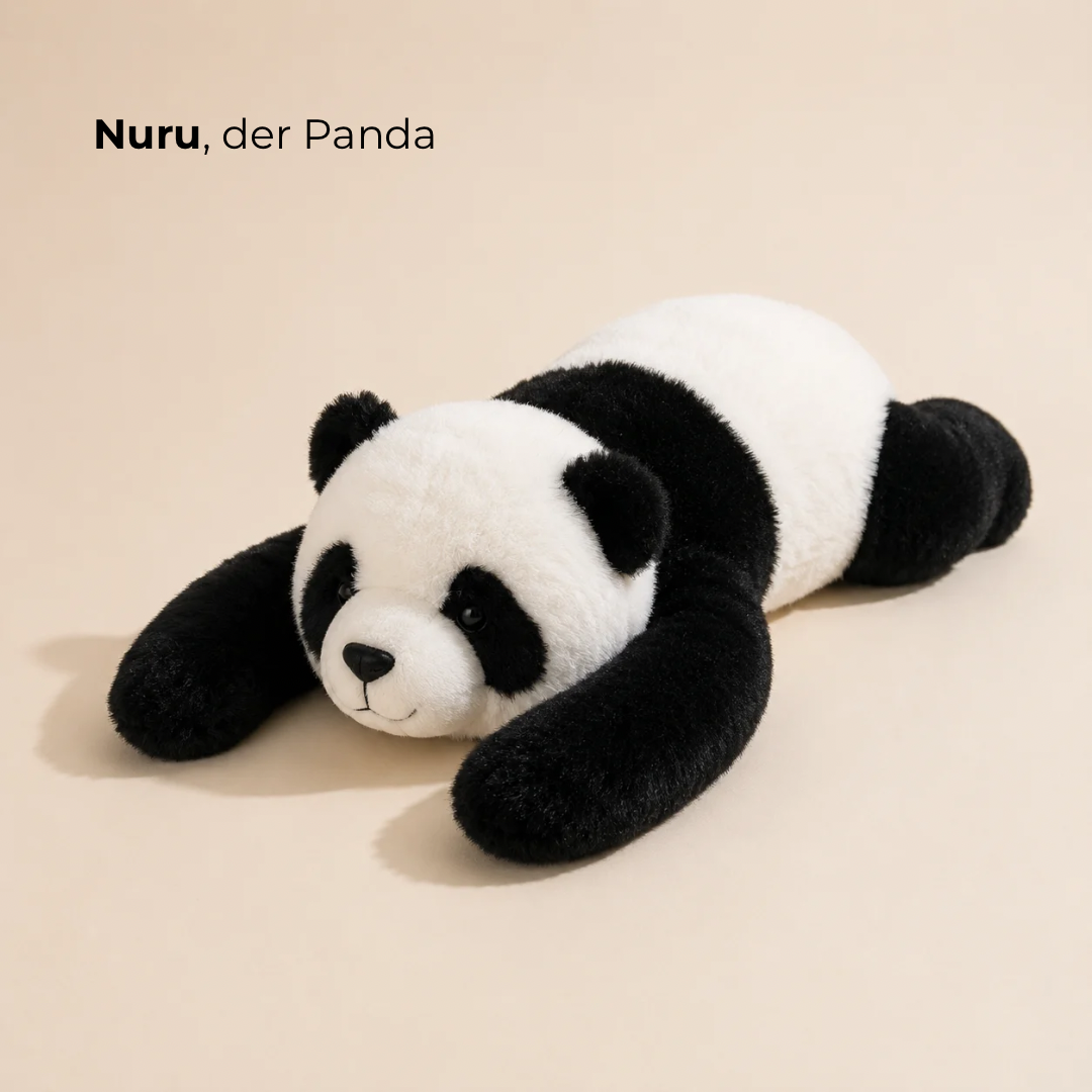 Fekete-fehér panda plüss hasra fekve, hosszú fekete karokkal és fekete foltos arccal, világos háttéren. 3