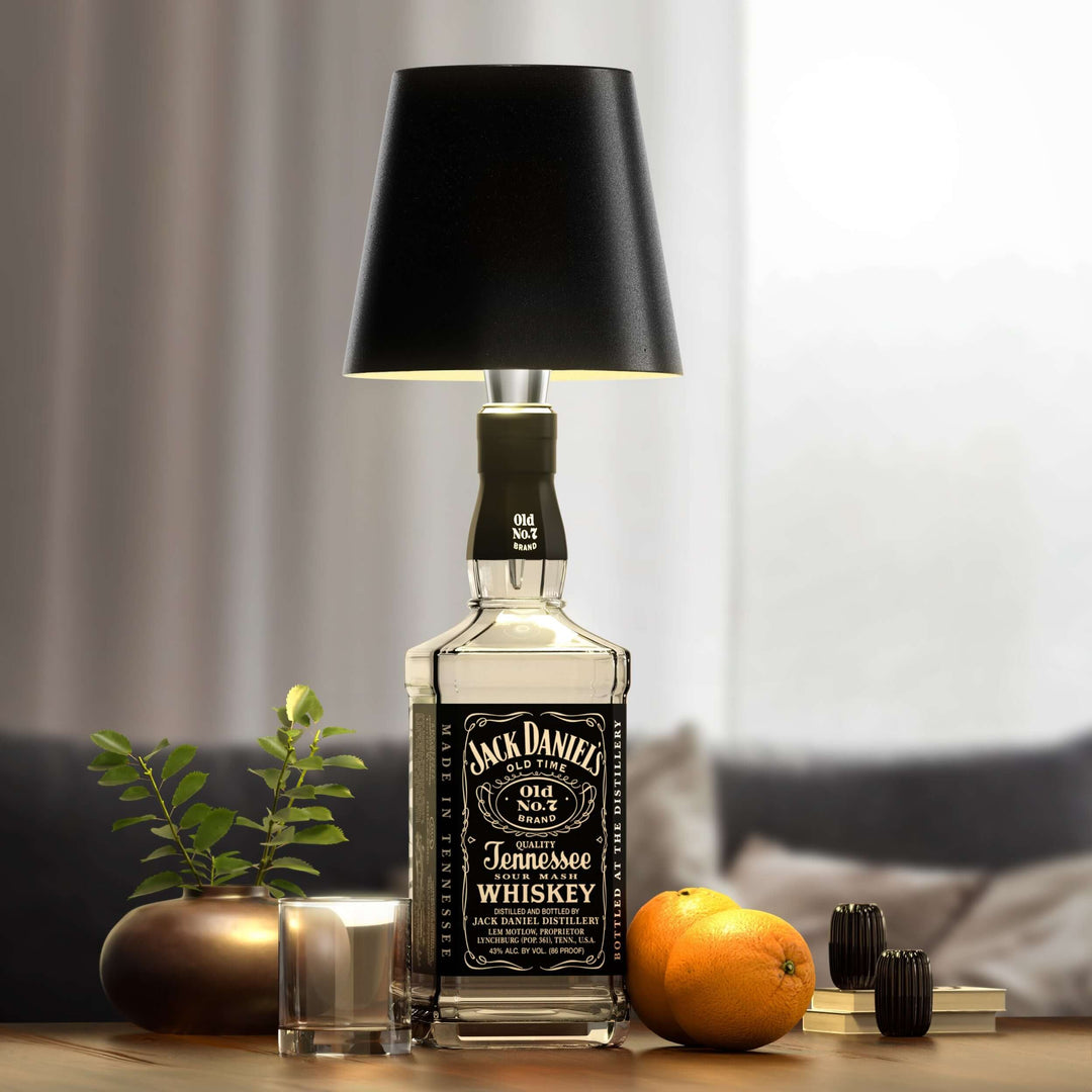 Whiskyflaschenlampe mit schwarzem Schirm, Jack Daniel's, Wohnzimmerdekoration, modern, stilvoll.