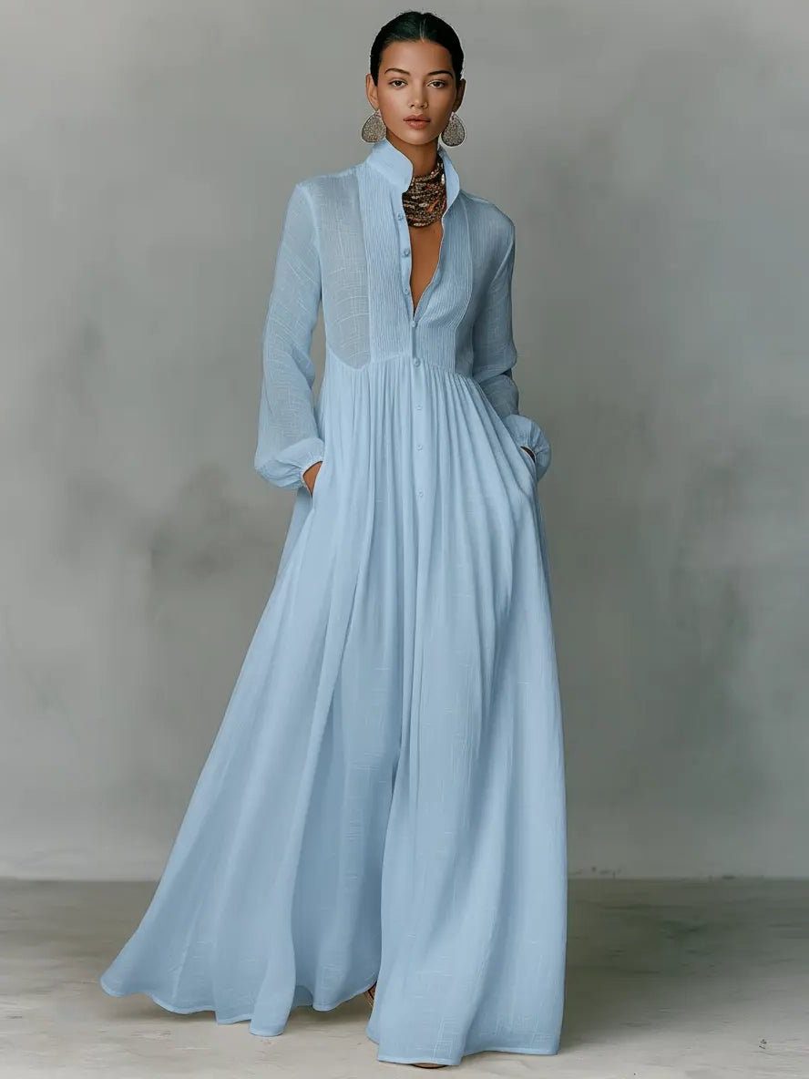 Világoskék változat modellen, elölnézet, gombos elejű, bő szoknyarésszel, állógallérral és zsebbe tett kézzel 3