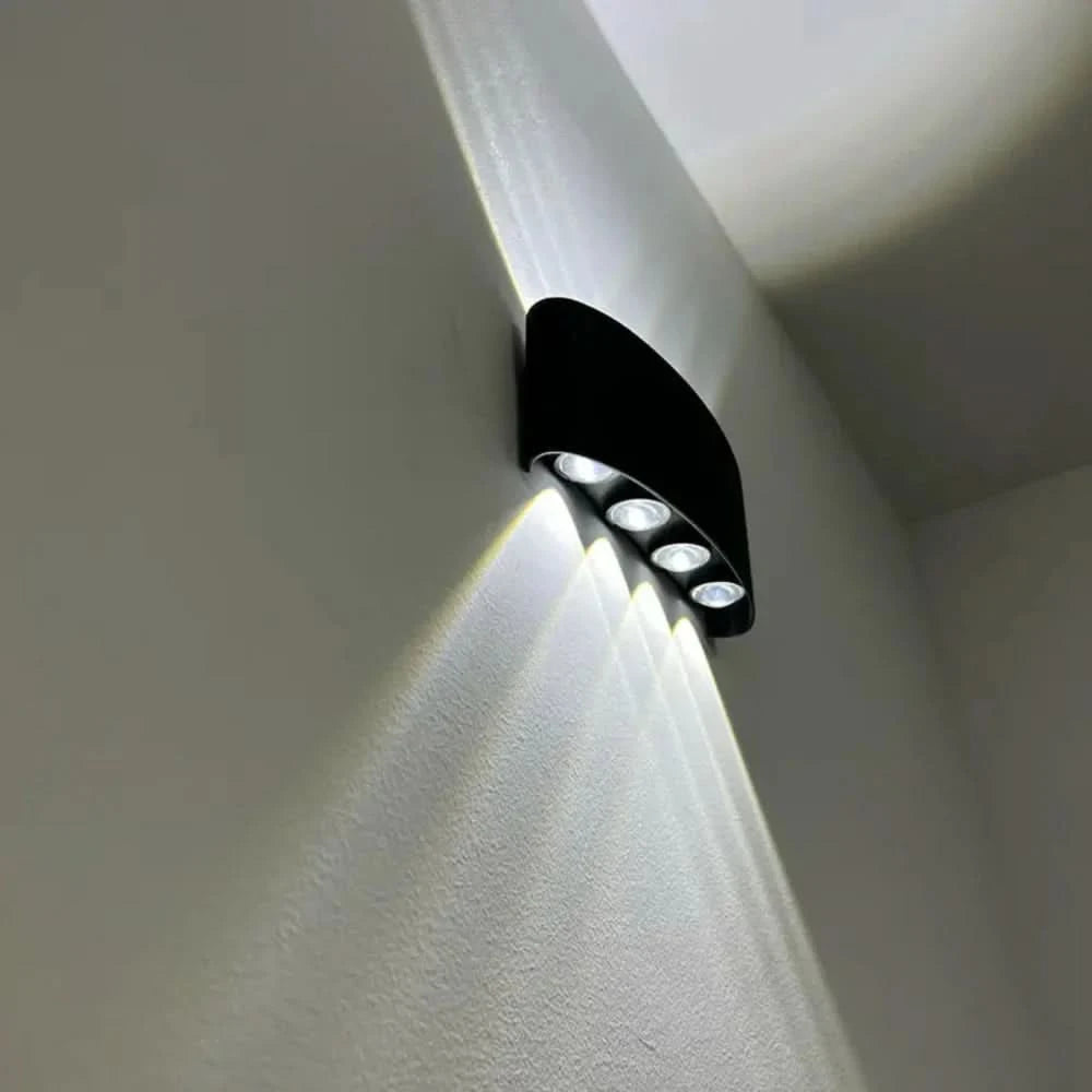 Fekete LED fali lámpa részlet, alulnézetből, négy LED-del.