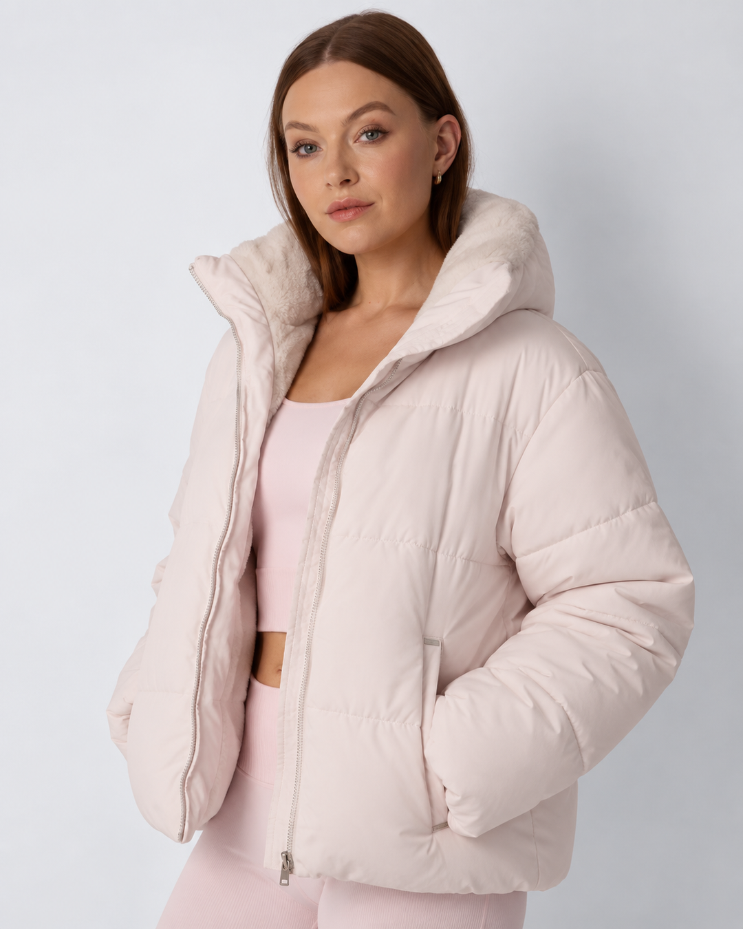 Közeli felvétel a halvány rózsaszín kabátról, plüss bélés a nyakrésznél, kéz a zsebben 7