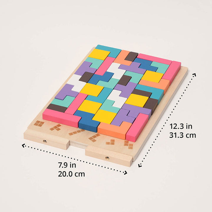 Fa Tetris puzzle játék ferdén fényképezve, teljesen kirakott fatáblával és méretjelölő nyilakkal.