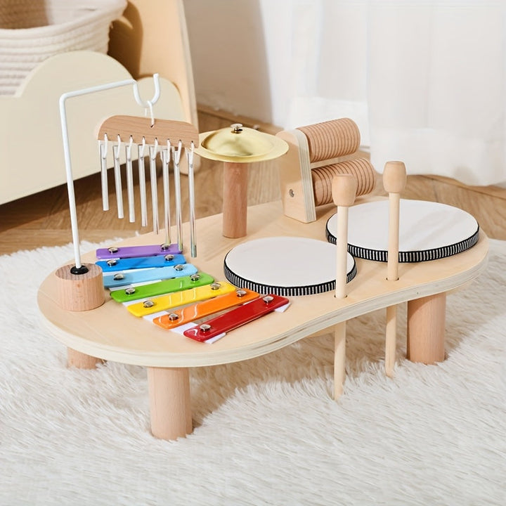 Fa Montessori zenélő asztal oldalnézetből, xilofonnal, csengettyűvel, cintányérral és dobokkal.