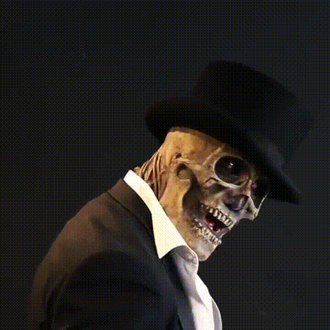 Élethű csontváz Halloween-maszk agyakkal, oldalsó másik nézetben modellen
