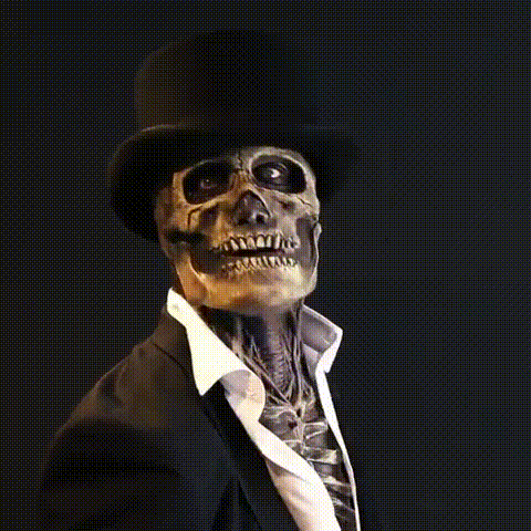 Élethű csontváz Halloween-maszk agyakkal, elölnézetben modellen