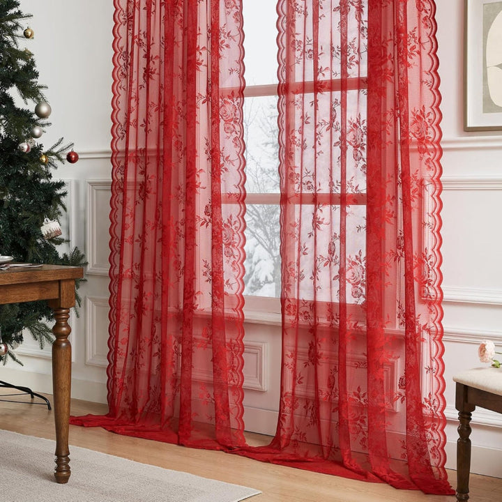 Élénkpiros, rózsamintás csipkefüggönypár ablak előtt, karácsonyfa és fa asztal mellett, a padlóra érő hosszal. 7